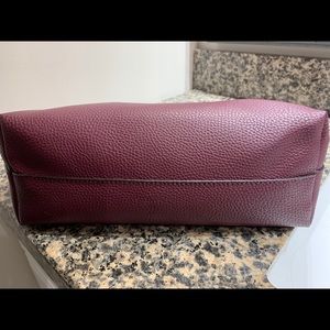 Guess Bags - Never used guess purse! Guess Bags - Never used guess purse!